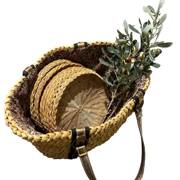 Picnic tote with paper plate holders. - Picture 2 of 5